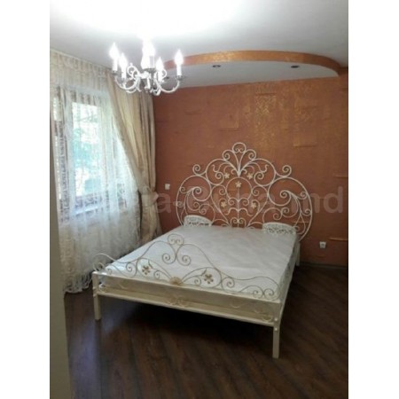 Бежевая кованая кровать на двоих А-2